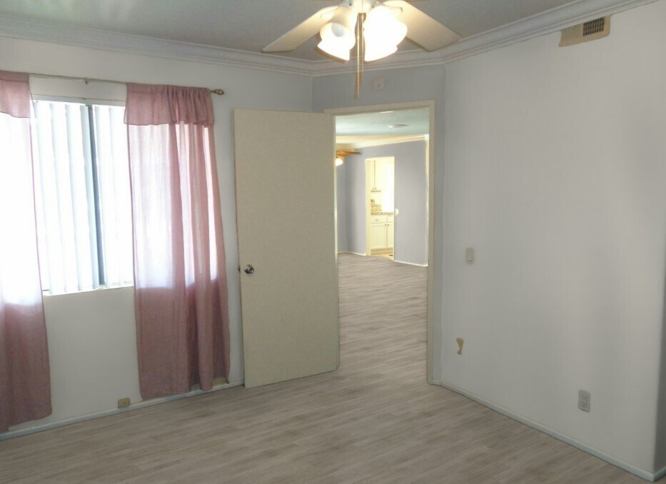 Building Photo - 5 Bridle Ln