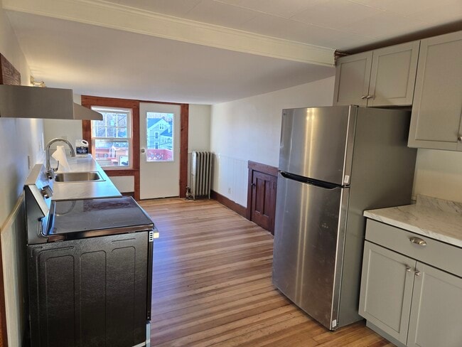 Building Photo - 10 Pierce St