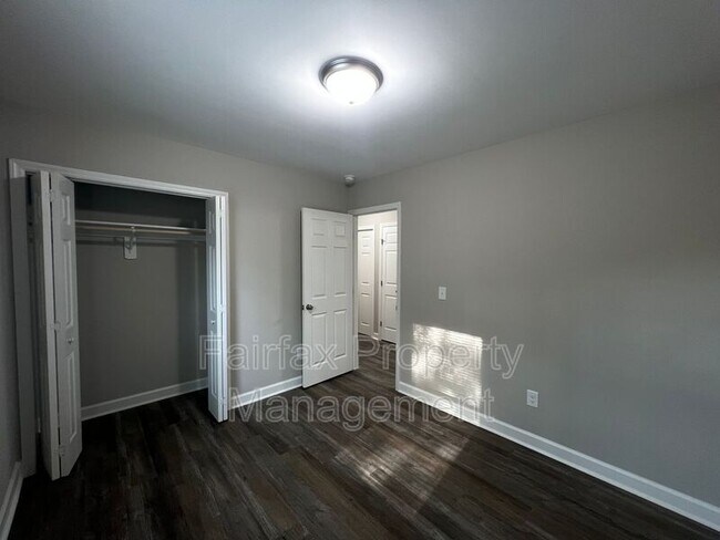 Building Photo - 2109 Hart St