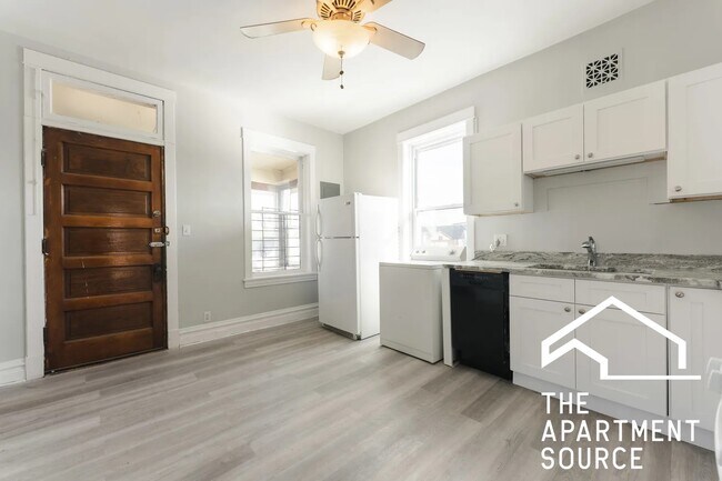 Building Photo - 2042 W Armitage Ave