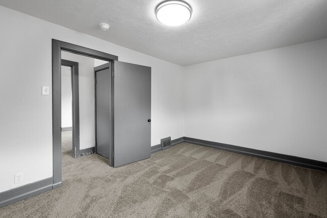 Building Photo - Stunning 3 bedroom home in McKees Rocks available May 1!