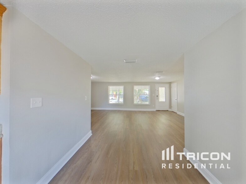 Building Photo - 1017 Jadewood Ave