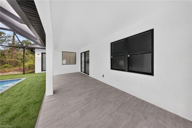 Building Photo - 1204 Moore Ave