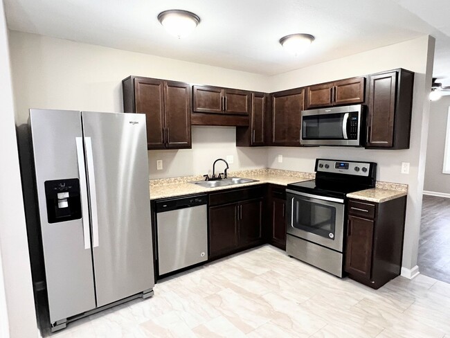 Building Photo - 2 Bedroom 1.5 Bath Townhome