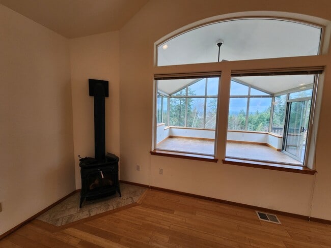 Building Photo - 3 bed 2.5 bath home on Bell Hill with grea...