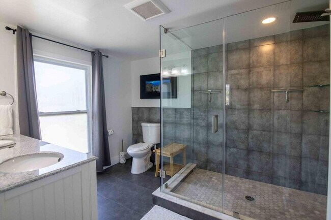 Building Photo - 915 3rd St