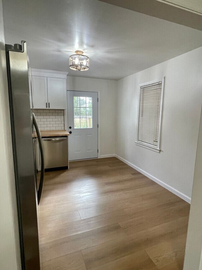 Building Photo - 2 Bed / 2 Bath with office space Home for Rent – Renovated Kitchen & Fenced Backyard