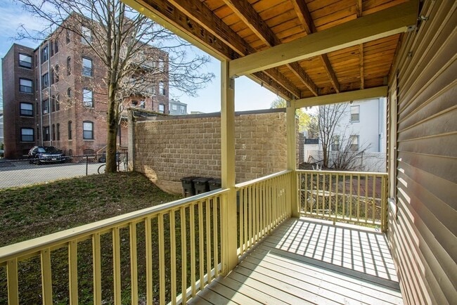 Building Photo - 27 Ashford St