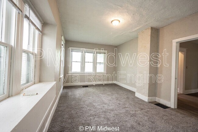 Building Photo - 130 N Gladstone Ave