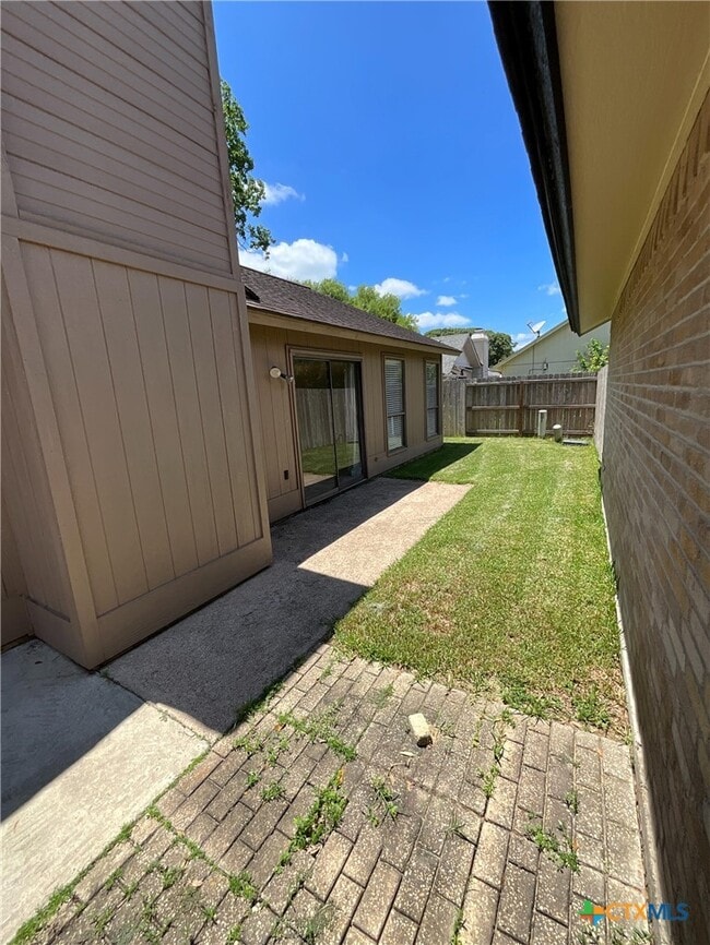 Building Photo - 519 Rattan Dr