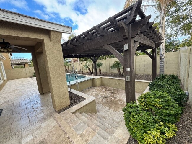 Building Photo - Beautiful 4 Bedroom - 2.5 Bath with Lots of Bonuses - Gilbert