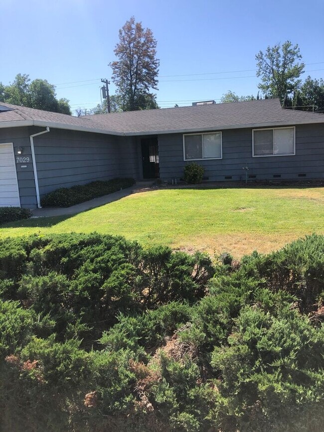 Building Photo - 3 bed 2 bath home for rent in SkyPark area Sacramento