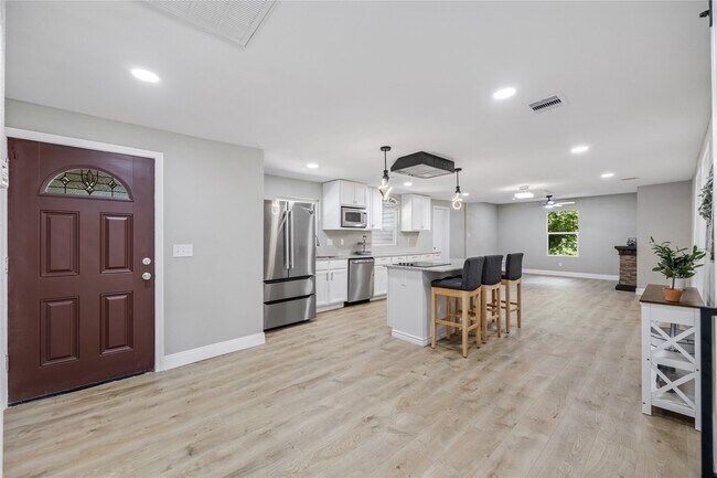 Building Photo - 10928 L&M Rd