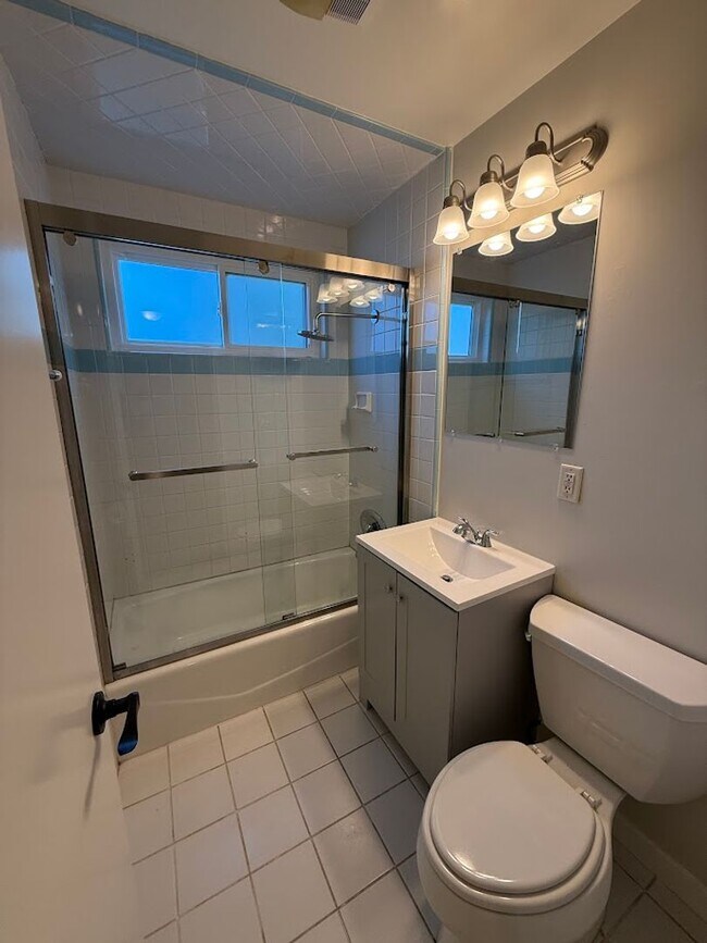 Building Photo - Beautiful 4 Bedroom, 2 Bathroom, Sylmar Home! Ready for Move-In!