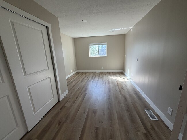 Building Photo - 4940 4940 S