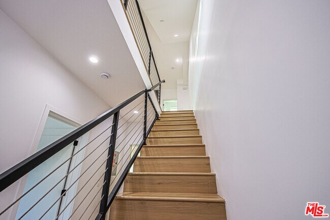 Building Photo - 11736 Gilmore St