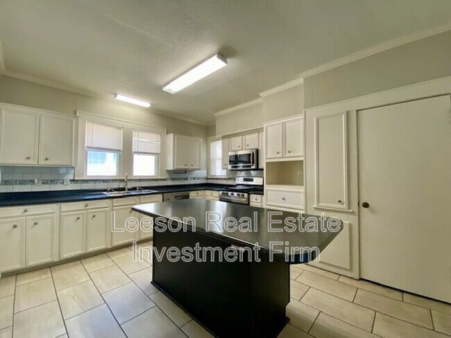 Building Photo - 819 Linden St