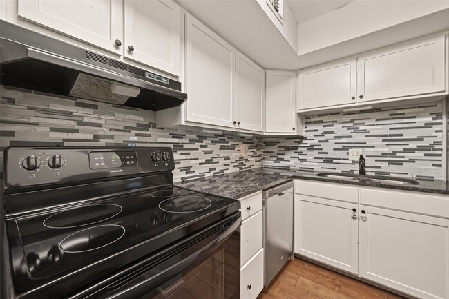 Building Photo - 754 Memorial Mews St