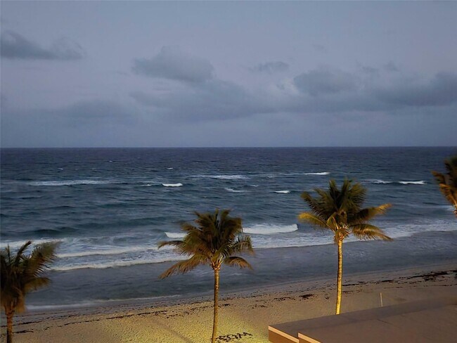 Building Photo - 1161 Hillsboro Mile