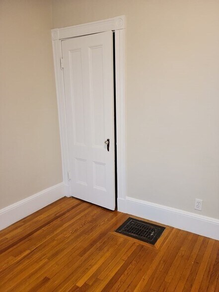 Building Photo - 25 Aldie St