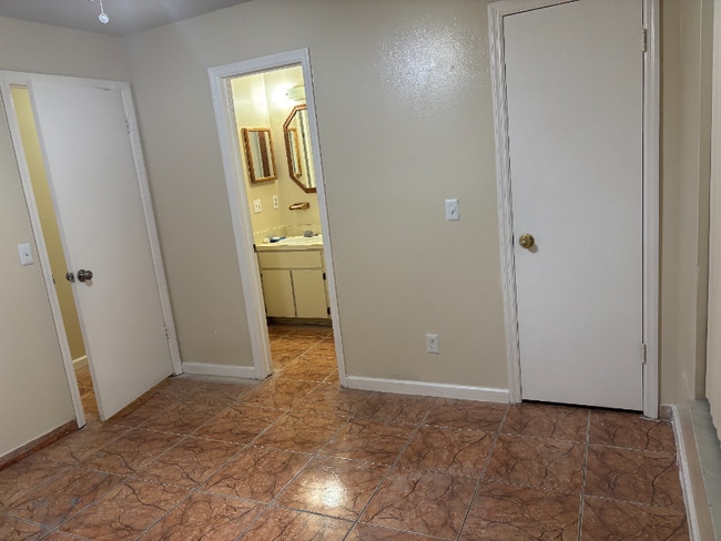 Building Photo - 2039 Garwood Dr