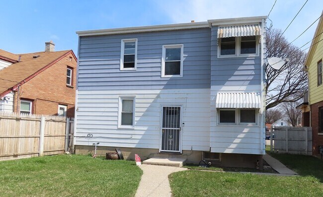 Building Photo - 4645-4647 W Fond du Lac Ave