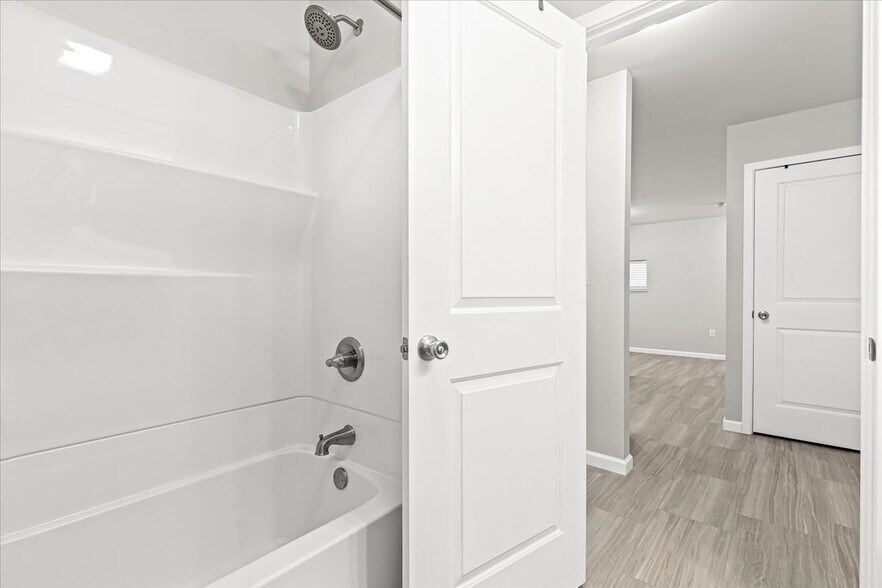 Full Bath - 5640 Trailer Park Dr