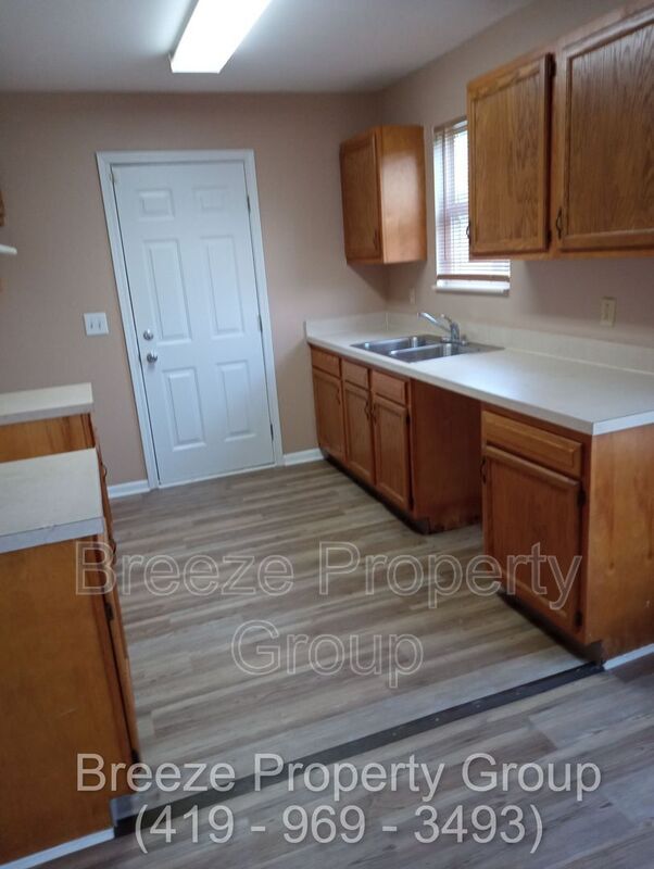 Building Photo - 244 Knower St