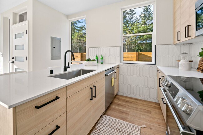 Building Photo - Modern Townhome in Licton Springs – Rooftop Deck & Stylish Living!