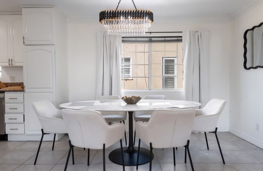 Building Photo - 525 N Orange Dr