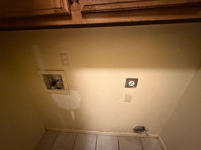 Building Photo - Huge Master Suite, culd-du-sac, Jenks Scho...