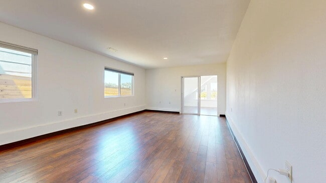 Building Photo - Spacious 3BD/3BA Home with Sunroom, Renova...
