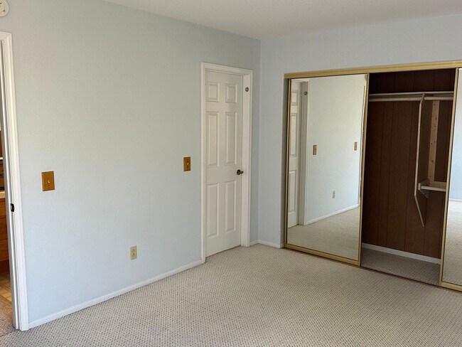 Building Photo - Two bedroom condo with view of ocean