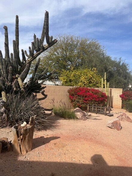 Building Photo - 1136 E Villa Rita Dr