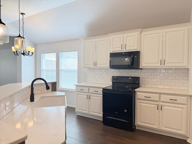 Building Photo - 18600 Luna Dr