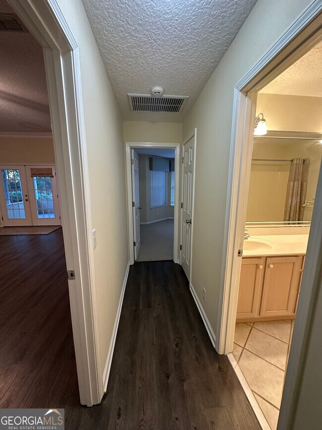 Building Photo - 1024 Greenwillow Dr