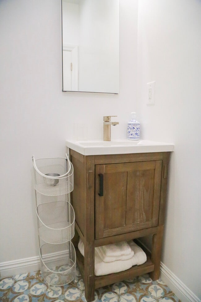 Building Photo - 601 S Sweetzer Ave