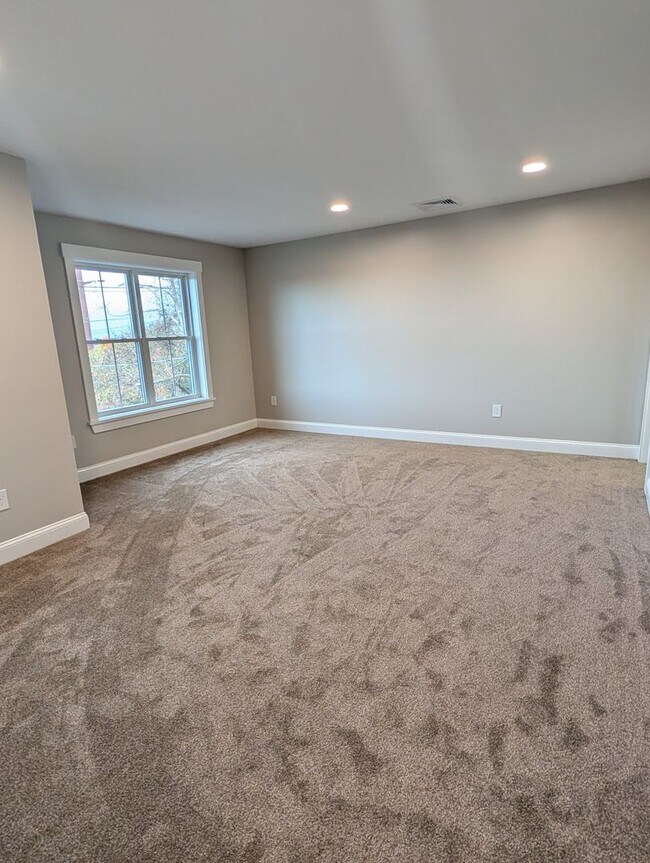 Building Photo - 398 Sutton St