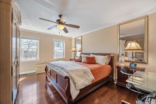 Building Photo - 4 Bedroom, 3.5 Bath Furnished Townhouse Available