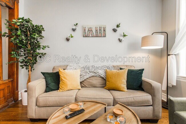 Building Photo - 1353 N Bell Ave