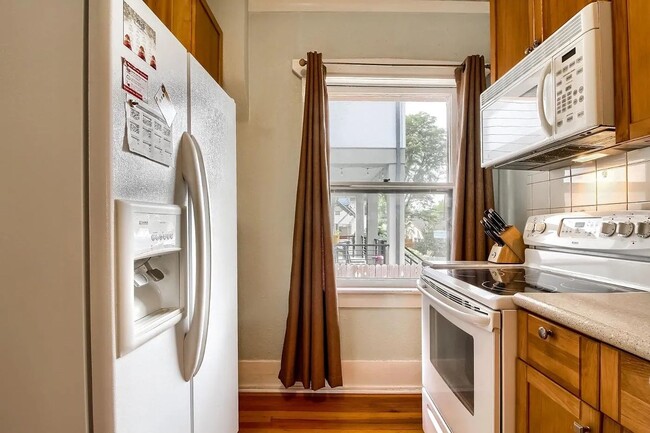 Building Photo - Charming 3-Bedroom Bungalow with Oversized...