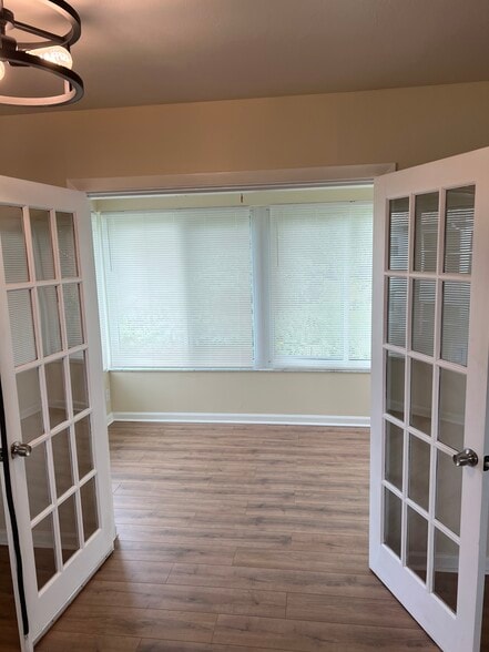 Building Photo - 7007 Cedarhurst Dr