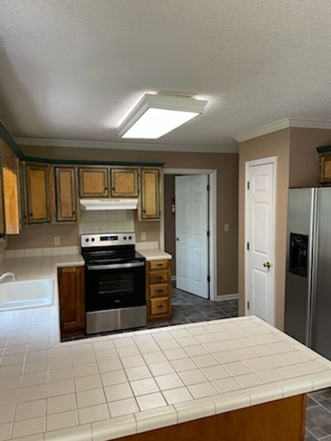 Building Photo - SINGLE FAMILY HOME