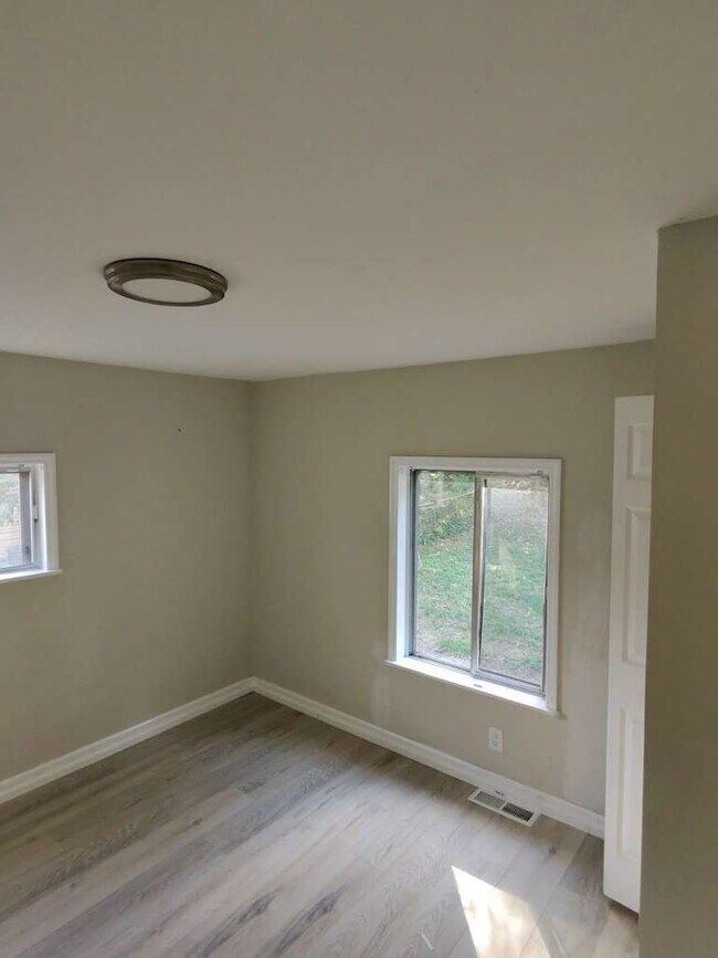 Building Photo - Spacious and Comfortable Living on Buddie Avenue