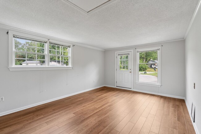 Building Photo - Spacious Single Family Home with Fenced Yard