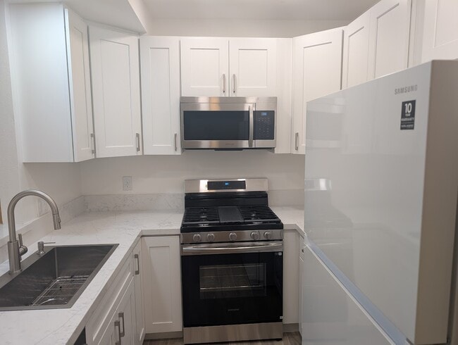 Building Photo - 24121 Del Monte Dr.