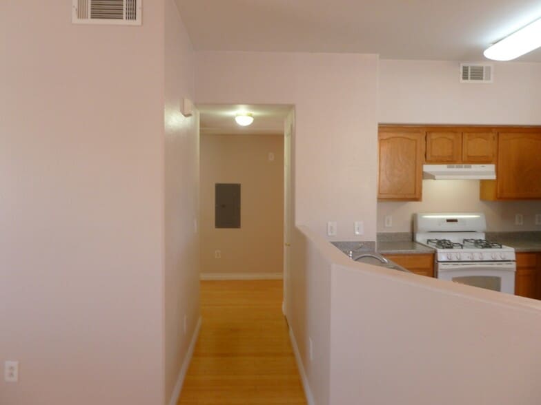 Building Photo - 3400 Cabana Dr