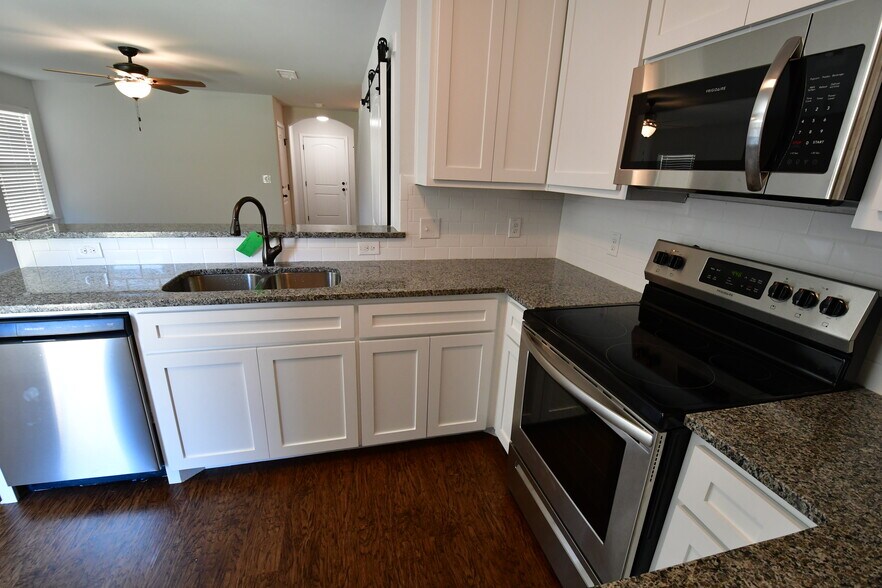 Building Photo - 213 W Forest Ave