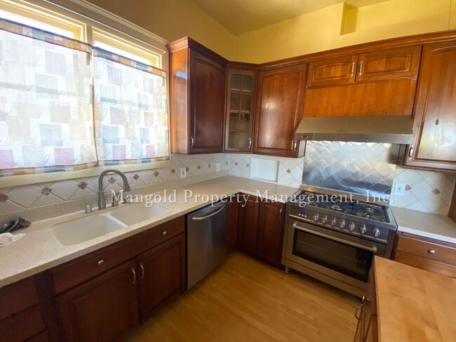 Building Photo - Beautiful Victorian Style 3-Bedroom Home C...