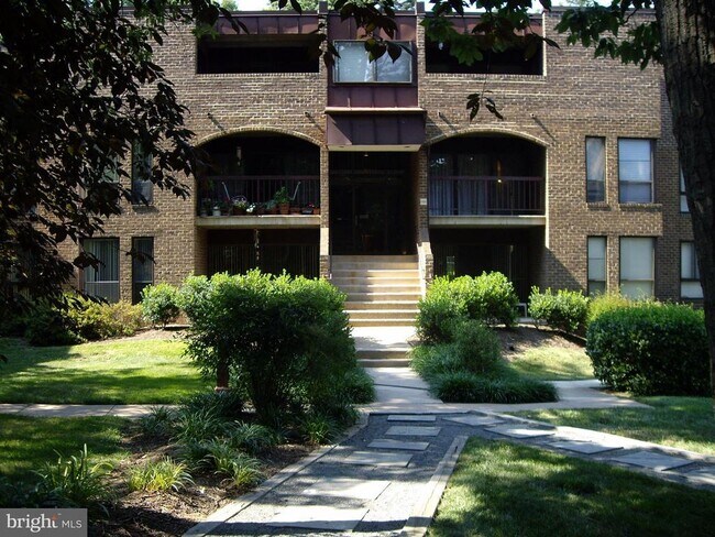 Building Photo - 11200 Chestnut Grove Square